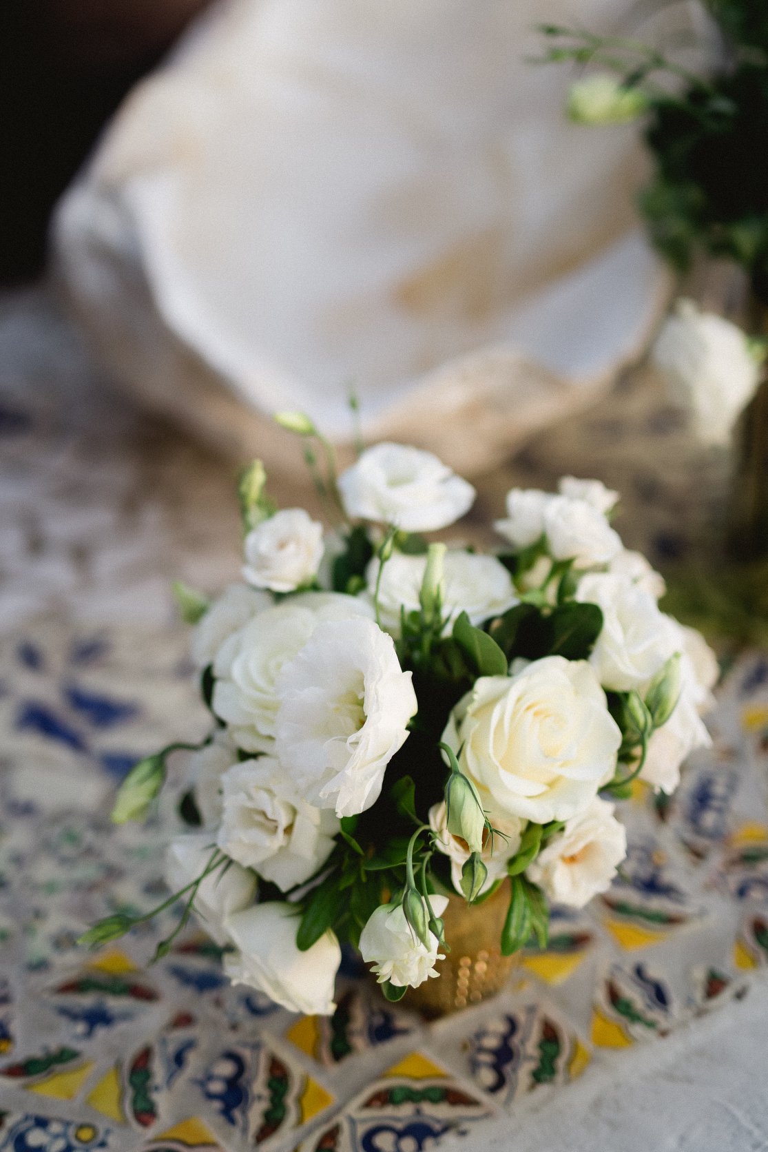 minimal white floral centerpiece